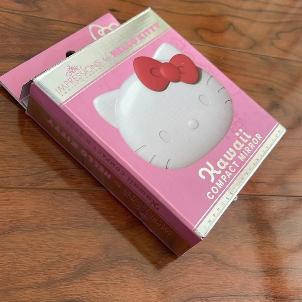NWT Hello Kitty Kawaii Compact LED Light Mirror